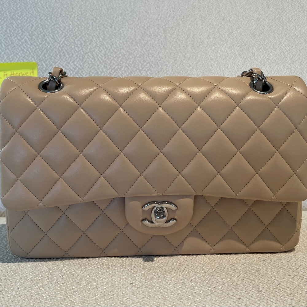 Chanel beige nude medium classic flap